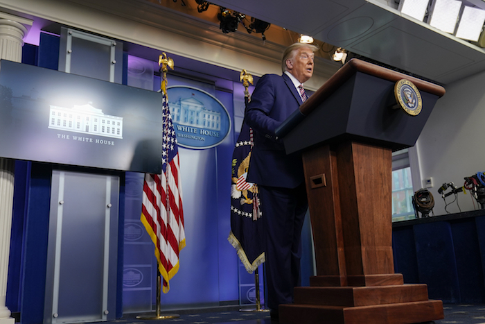 El Presidente Donald Trump habla durante una conferencia de prensa en la Casa Blanca, el domingo 27 de septiembre de 2020, en Washington, D.C. 