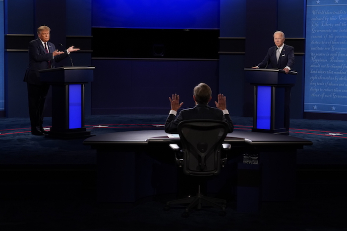 El moderador Chris Wallace de Fox News, al centro, hace un gesto durante el primer debate presidencial entre el mandatario Donald Trump, a la izquierda, y el candidato demócrata, el exvicepresidente Joe Biden, el martes 29 de septiembre de 2020, en Cleveland. Foto: Patrick Semansky, AP