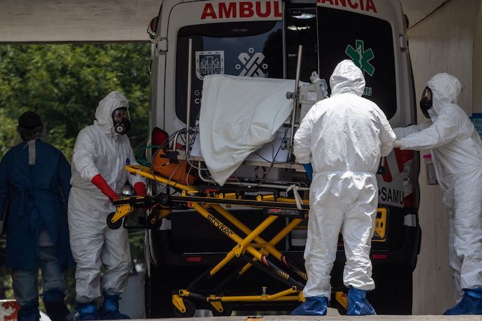 Una ambulancia trasladó a un recién nacido al área de atención de pacientes de COVID-19 del Hospital de los Venados del IMSS. 