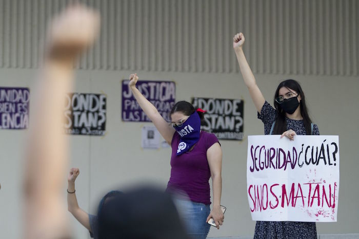 Mujeres de Nuevo León protestan contra los feminicidios. 