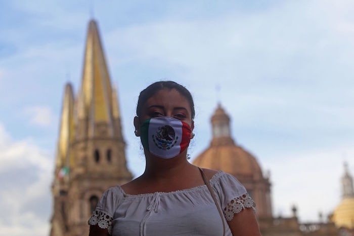 Una Mujer Posa Con Su Cubrebocas Patrio