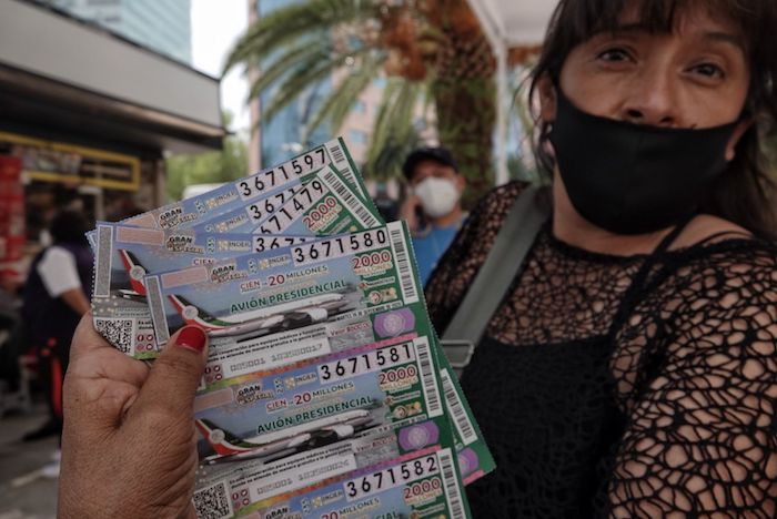 Una mujer vende boletos para el sorteo afuera del edificio de la Lotería Nacional en la Ciudad de México. 