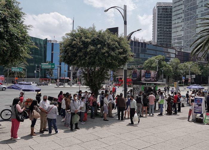 Filas largas para adquirir el boleto del avión presidencial durante las últimas horas de venta antes de ser sorteado en el edificio de la Lotería Nacional. 