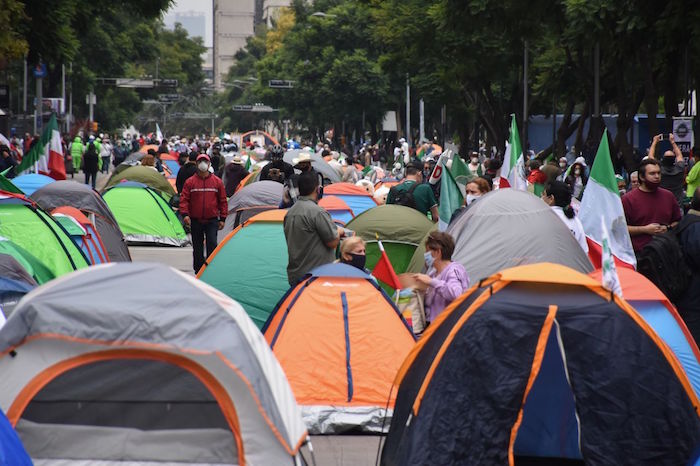 Simpatizantes del FRENA instalaron un campamento sobre Avenida Juárez. 