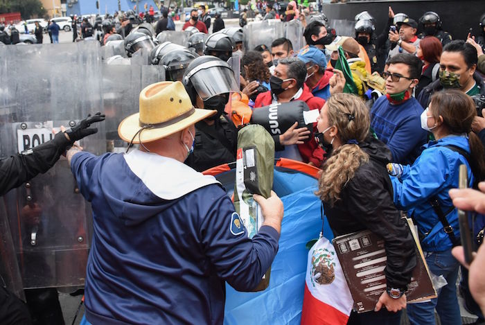 Integrantes del Frente Nacional Anti AMLO (FRENA) realizaron una marcha rumbo al Zócalo de la capital pero un cerco de elementos de la policía impidieron su paso y encapsularon al contingente sobre Av. Juárez, ante eso, los simpatizantes del FRENA instalaron un campamento colocando decenas de casas de campaña sobre el arroyo vehicular. 