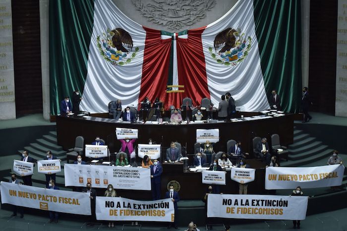 Integrantes del grupo parlamentario de Movimiento Ciudadano protestan durante la comparecencia de Arturo Herrera, Secretario de Hacienda y Crédito Público, ante el pleno de la Cámara de Diputados.