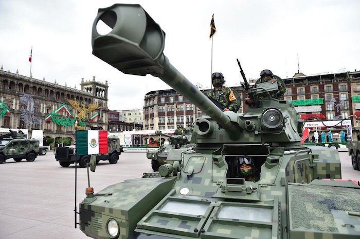 Diversos vehículos de las Fuerzas Armadas se exhibieron en el Desfile Militar. 