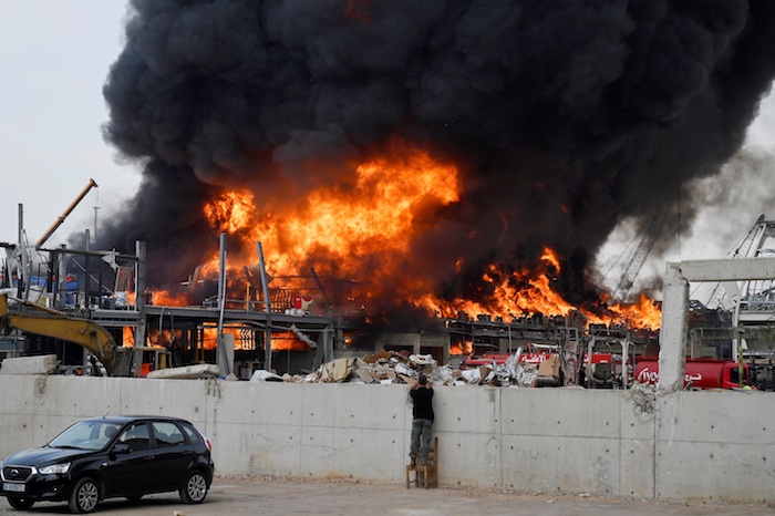 Los Servicios De Emergencia Tratan De Sofocar El Fuego