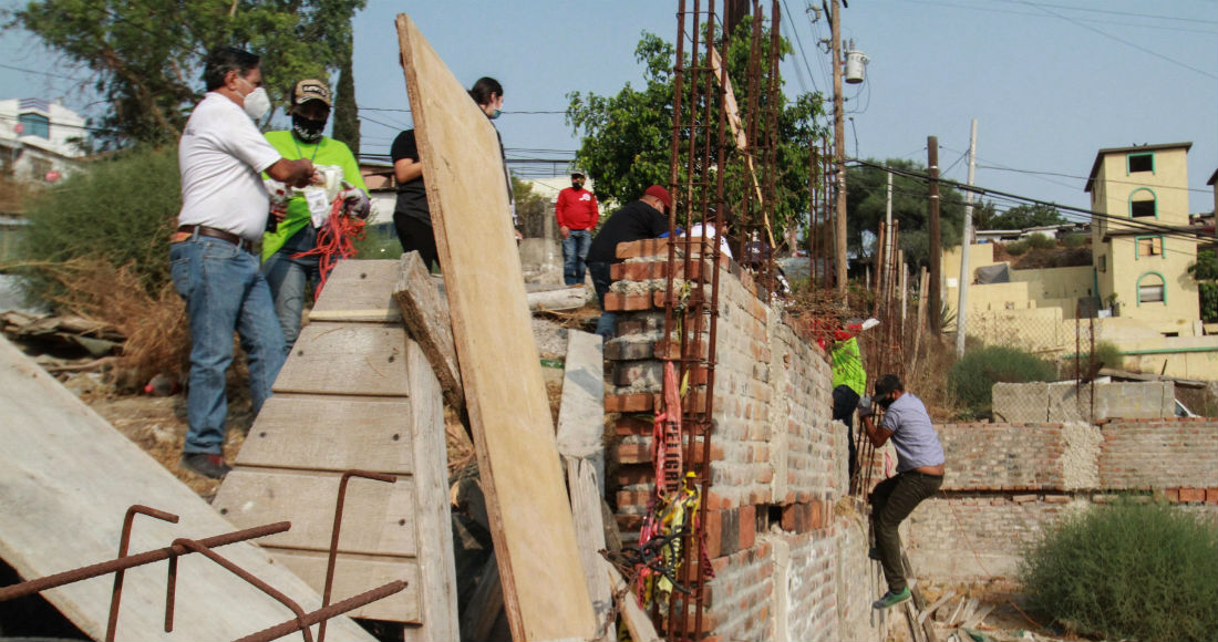 Familiares de personas desaparecidas buscan por su cuenta a sus seres queridos, el 11 de septiembre de 2020, en Tijuana (México).