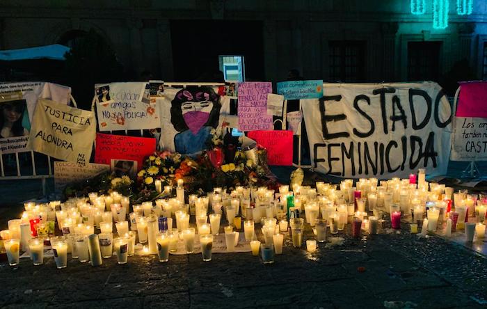 Familiares amigos y colectivas feministas colocaron veladoras en memoria de Alondra. 