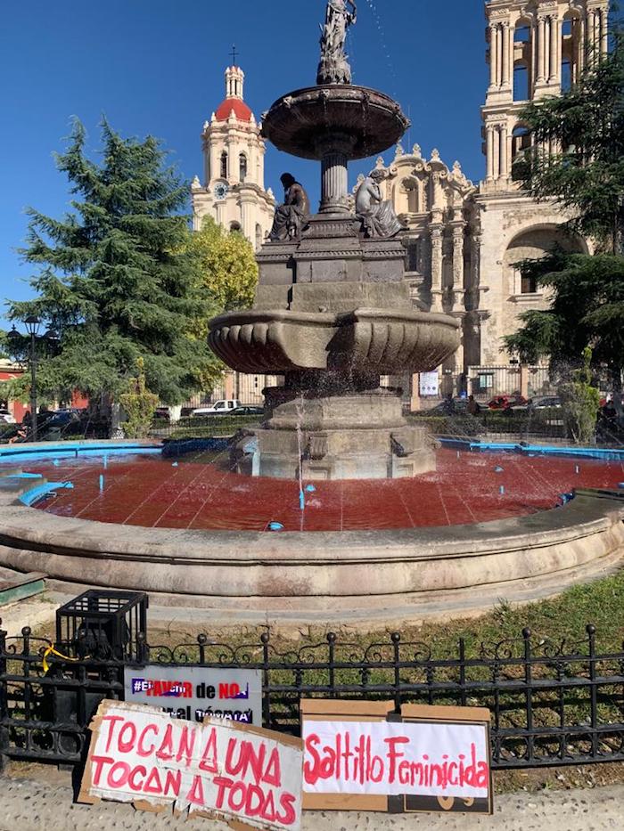 El agua de una fuente de Saltillo, Coahuila, fie teñida de rojo. 