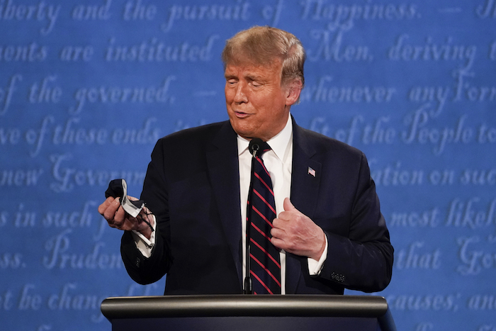 El Presidente Donald Trump muestra su mascarilla durante el primer debate presidencial en Cleveland, Ohio, en esta fotografía del 29 de septiembre de 2020. 