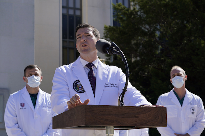 El doctor Sean Conley, médico del Presidente Donald Trump, habla con los reporteros fuera del Centro Médico Militar Nacional Walter Reed en Bethesda, Maryland, el sábado 3 de octubre de 2020. Trump fue ingresado al hospital después de contraer el nuevo coronavirus. 