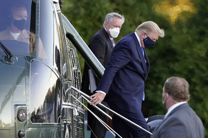 Fotografía del viernes 2 de octubre de 2020, del Presidente de Estados Unidos, Donald Trump, bajando del helicóptero Marine One a su llegada al Centro Médico Militar Walter Reed en Bethesda, Maryland, tras dar positivo por COVID-19. 