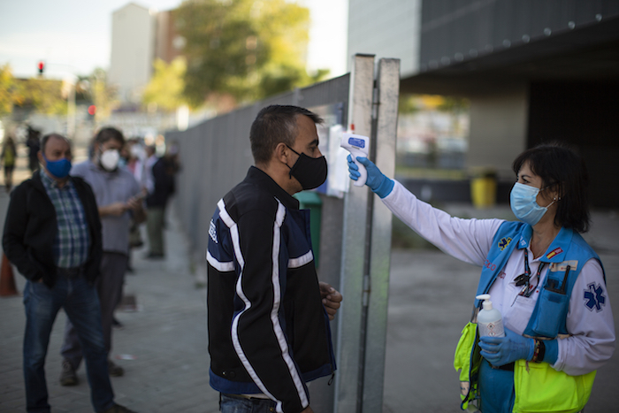 Una trabajadora de salud revisa la temperatura de una persona en Vallecas, Madrid, el 7 de octubre del 2020. 