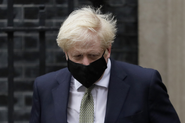 El Primer Ministro británico Boris Johnson sale del número 10 de Downing Street rumbo al Parlamento, en Londres, el lunes 12 de octubre de 2020. 