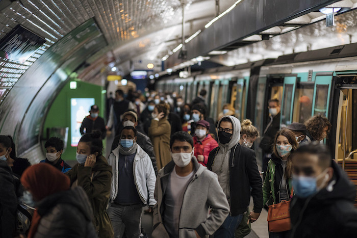 Pasajeros con cubrebocas en un andén del metro de París, el domingo 25 de octubre de 2020. 