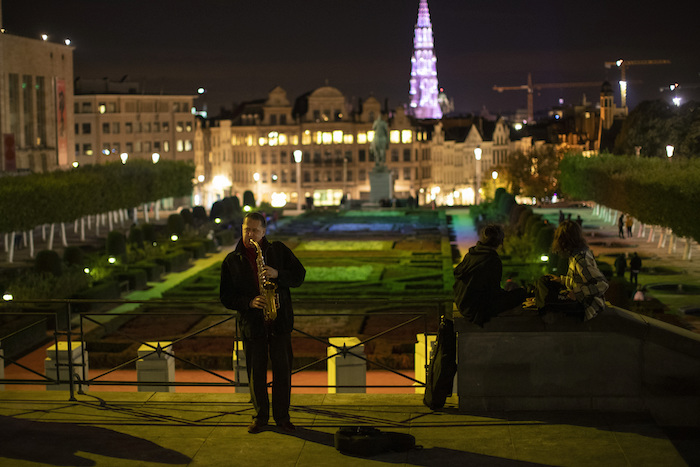 Un músico callejero en la Plaza Mont des Art en Bruselas, Bélgica, el 23 de octubre del 2020. 