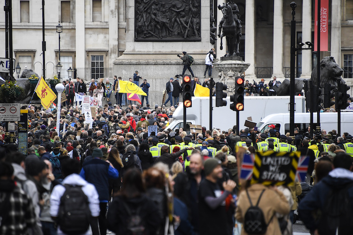 Manifestantes se congregan en la Plaza Trafalgar de Londres durante una protesta contra el confinamiento establecido por el Gobierno para frenar la propagación de coronavirus, el sábado 24 de octubre de 2020. 