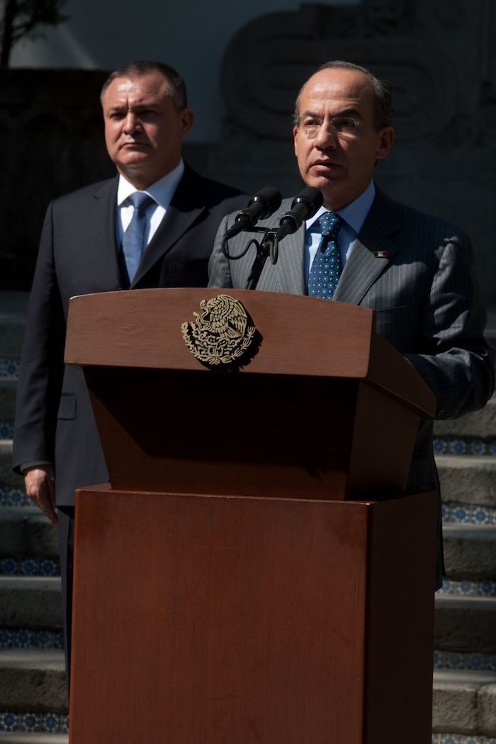 Genaro García Luna, exsecretario de Seguridad Pública, y Felipe Calderón Hinojosa, expresidente de México, durante el mensaje sobre la publicación de la ley general para prevenir y sancionar los delitos en materia de secuestro, en 2010.