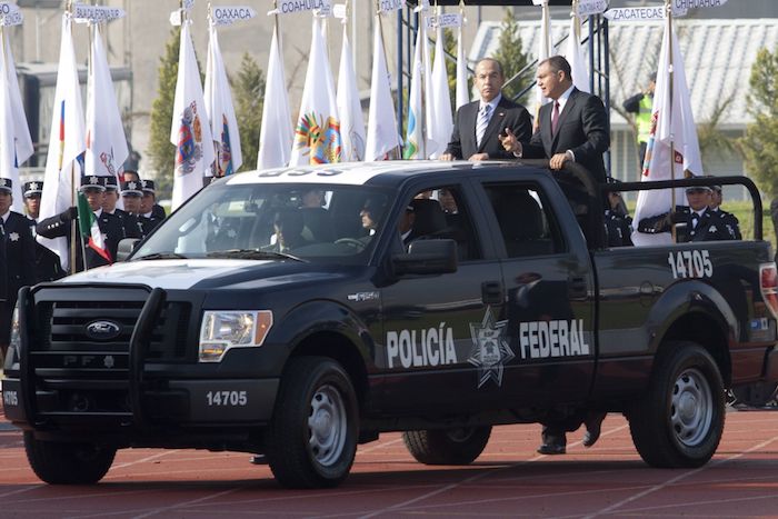 Genaro García Luna y Felipe Calderón Hinojosa, expresidente de México, durante la ceremonia del Día del Policía en el Centro del Mando de la Policía Federal, en 2012.