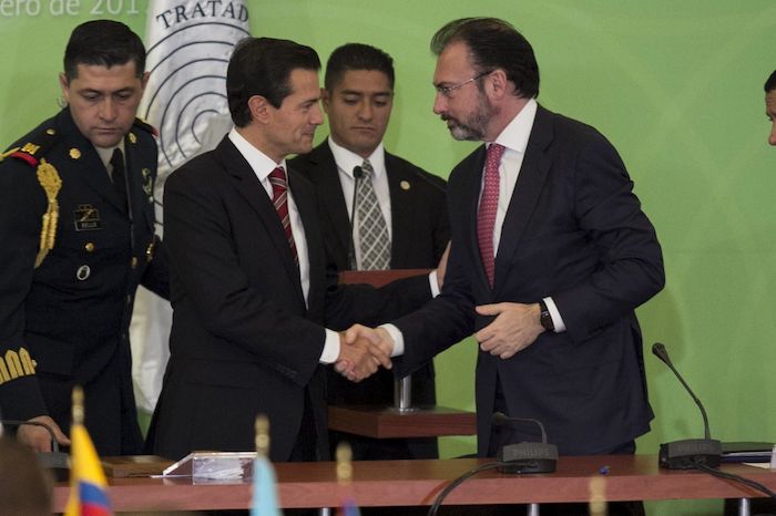 En 2017, Enrique Peña Nieto, entonces Presidente de la República, y Luis Videgaray Caso, exsecretario de Relaciones Exteriores, durante el 50 aniversario de la firma del Tratado de Tlatelolco, acuerdo internacional que establece la desnuclearización del territorio de América Latina y el Caribe.