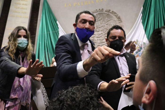 Panistas Intentaron Tomar La Tribuna Durante La Participación De La Diputada María De Los Ángeles Huerta Cuando Discutían En Lo Particular La Ley De Extinción De Fideicomisos Federales