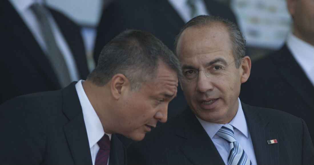 Genaro García Luna, exsecretario de Seguridad Pública federal, y Felipe Calderón Hinojosa, expresidente de México, durante la ceremonia del Día del Policía en el Centro del Mando de la Policía Federal, celebrada en 2012.