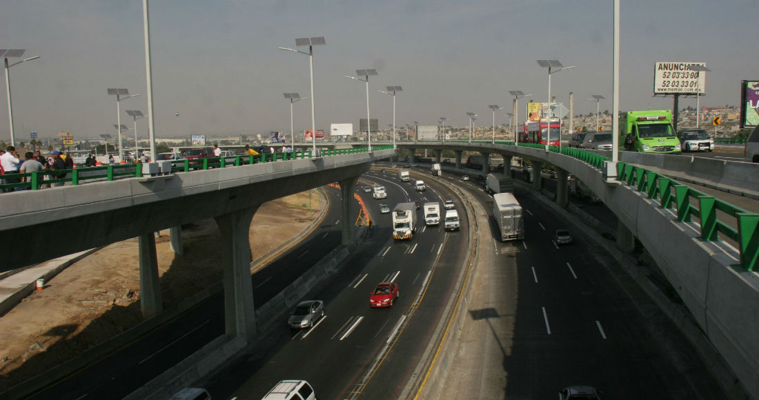 El Viaducto bicentenario vía une varios municipios del Estado de México con la capital, tiene 22 kilómetros de extensión y fue construido en la Administración como Gobernador de Enrique Peña Nieto (2005-2011).