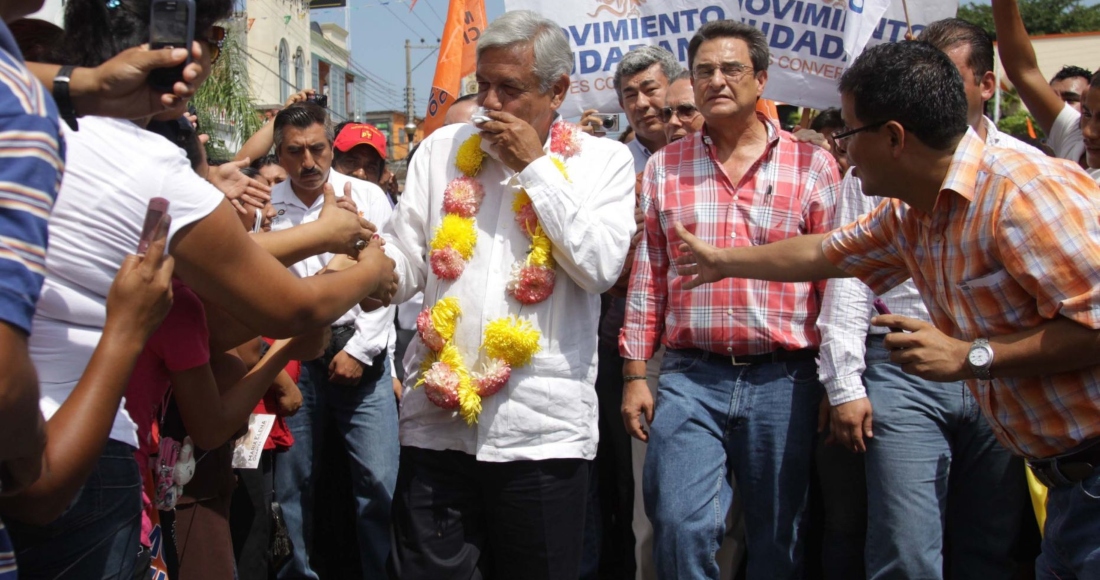 Andrés Manuel López Obrador (centro) y Pío López Obrador (derecha) durante la campaña electoral del 2012.