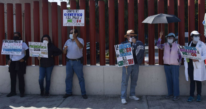 Protesta contra la extinción de los fideicomisos en la Cámara de Diputados.