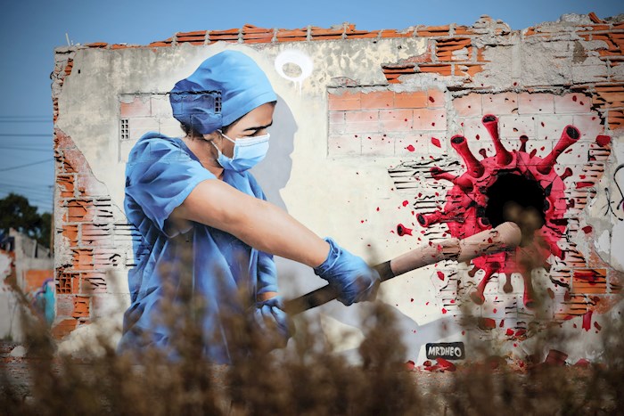 Un Grafiti Del Artista Callejero Mrdheo Representa a Una Sanitaria Golpeando Al Virus De La Covid En Las Afueras De Vila Nova De Gaia En El Norte De Portugal Foto Jose Coelho Efe