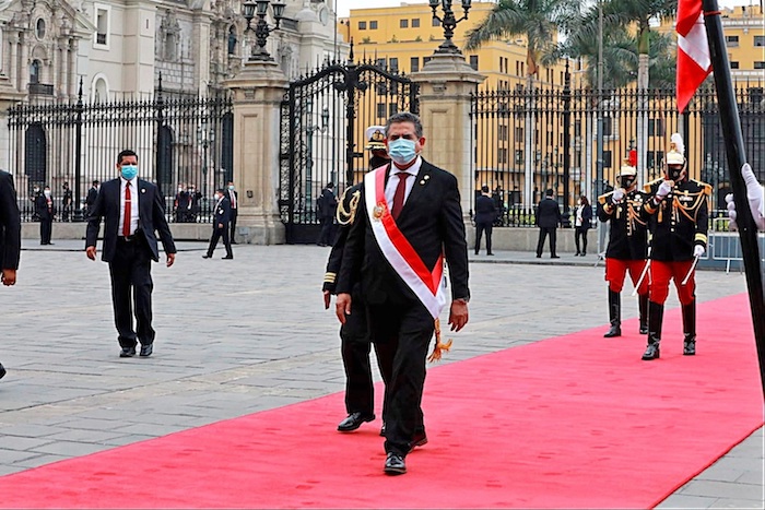 Fotografía cedida por el Congreso de la República de Perú que muestra a Manuel Merino de Lama al salir de la ceremonia de investidura como Presidente del país, hoy, en Lima (Perú).