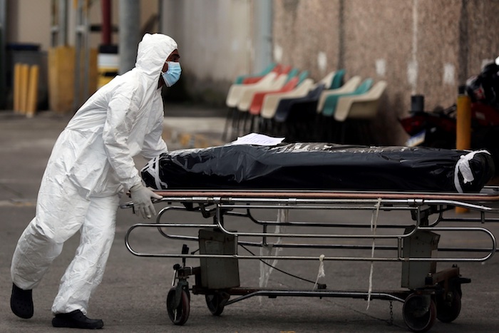 Un Enfermero Vestido Con Traje De Bioseguridad Traslada El Cuerpo De Una Persona Que Murió En El Hospital Escuela Universitario El De Octubre Del En Tegucigalpa honduras