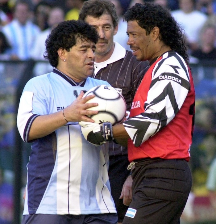 En la imagen, el exfutbolista colombiano René Higuita, junto a Diego Maradona.