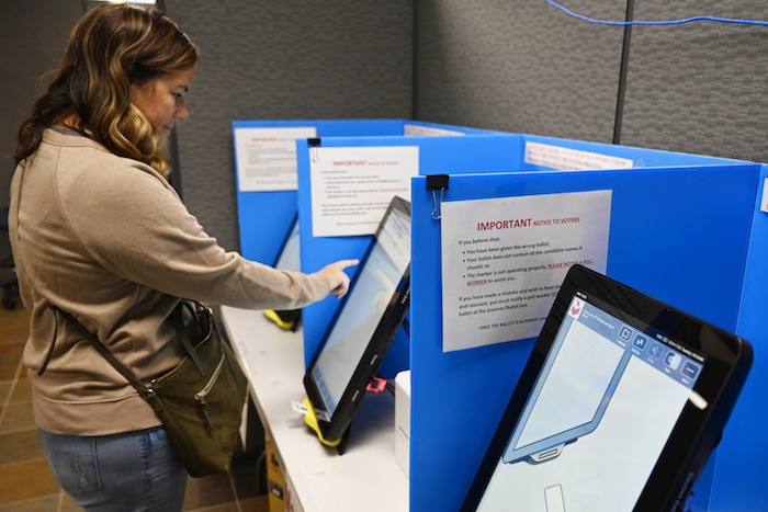 En esta imagen del martes 5 de noviembre de 2019, Courtney Parker vota en nueva máquina de voto en Dallas, Georgia. En un veredicto emitido el domingo 11 de octubre de 2020, una Juez federal expresó su preocupación por el nuevo sistema de voto, pero rechazó ordenar al estado que lo sustituyera de inmediato para pasar a boletas marcadas a mano tan cerca de las elecciones de noviembre de 2020. 