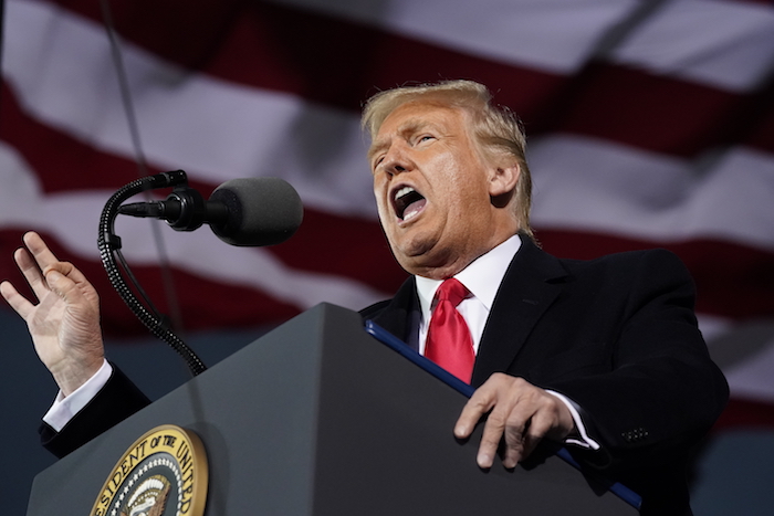 El Presidente Donald Trump habla en un acto en el aeropuerto Internacional de Des Moines, Iowa, EU, 14 de octubre de 2020.