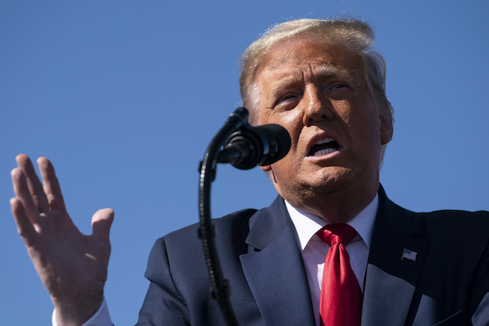 El Presidente Donald Trump habla durante un mitin de campaña el miércoles 28 de octubre de 2020 en el Aeropuerto Internacional Laughlin/Bullhead, en Bullhead City, Arizona. 