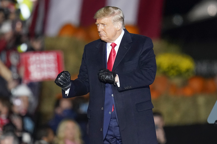 El Presidente Donald Trump baila momentos antes de retirarse de un acto de campaña en el aeropuerto regional Condado Butler en Butler, Pensilvania, el sábado 31 de octubre de 2020. 