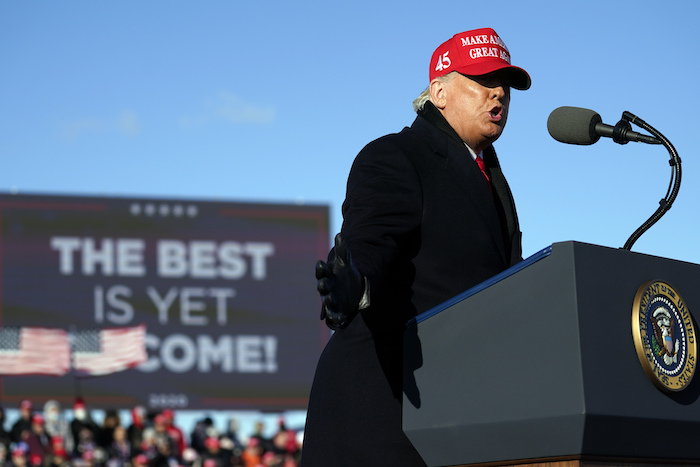 El Presidente Donald Trump habla el lunes 2 de noviembre de 2020 en un mitin de campaña en el Aeropuerto Internacional Wilkes-Barre Scranton, en Avoca, Pensilvania. 