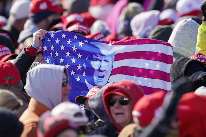 Simpatizantes esperan a que el Presidente Donald Trump llegue a un mitin de campaña en el Aeropuerto Regional de Dubuque, el domingo 1 de noviembre de 2020, en Dubuque, Iowa. 