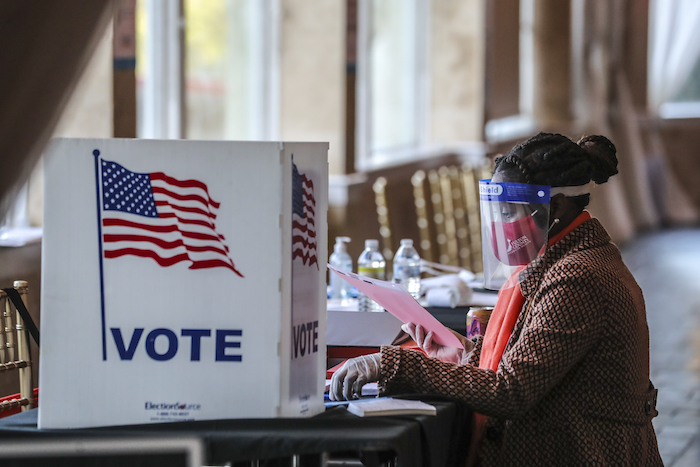 Una trabajadora electoral revisa el material de votación en Park Tavern, en Atlanta, el martes 3 de noviembre de 2020. 