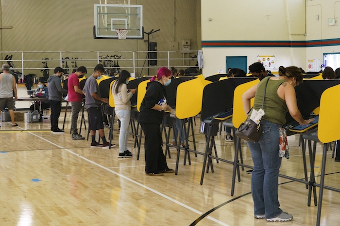 Votantes llenan sus papeletas durante el día de las elecciones presidenciales de Estados Unidos, en Los Ángeles, el martes 3 de noviembre de 2020. 