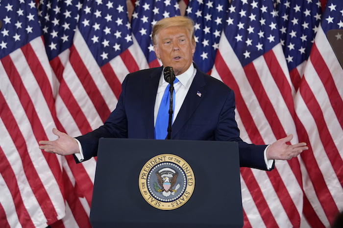 El Presidente de Estados Unidos, Donald Trump, habla en la Sala Este de la Casa Blanca, en la madrugada del miércoles 4 de noviembre de 2020 en Washington.