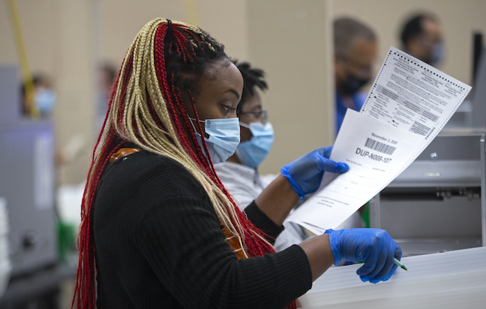 Una empleada del departamento electoral del condado de Broward cuenta papeletas en la Oficina de Lauderhill de Supervisión de Elecciones, el martes 3 de noviembre de 2020 en Lauderhill, Florida, EU. 