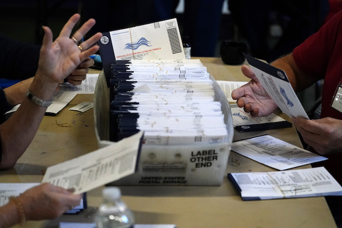 Trabajadores electorales del condado de Chester procesan los votos por correo y en ausencia para las elecciones presidenciales en la Universidad de West Chester, el miércoles 4 de noviembre de 2020, en West Chester, Pensilvania. 