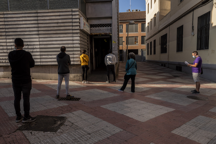 Vecinos haciendo fila ante una clínica en el barrio de Vallecas, en el sur de Madrid, España, el martes 22 de septiembre de 2020. 