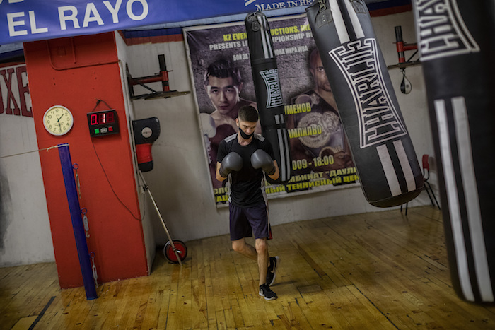 Un hombre con mascarilla para evitar contagios de coronavirus hace ejercicio en un gimnasio de boxeo en el barrio sureño de Vallecas, en Madrid, España, el lunes 28 de septiembre de 2020. 