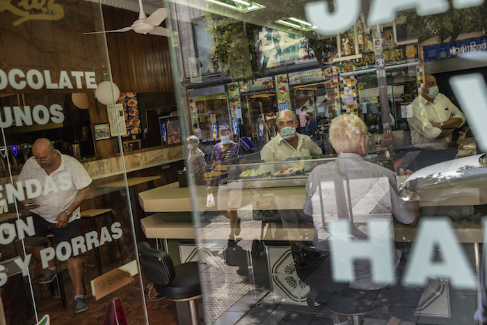 Camareros con mascarillas para combatir los contagios de coronavirus trabajan en un bar en el barrio de Vallecas, en el sur de Madrid, España, el miércoles 16 de septiembre de 2020. 