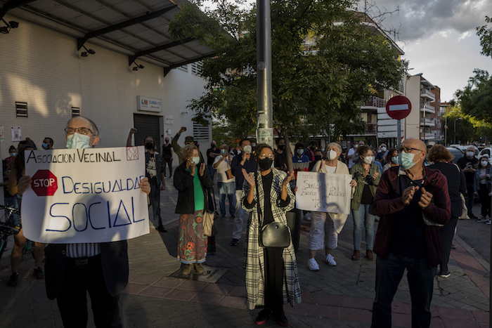 Vecinos de zonas confinadas en Madrid debido a las restricciones contra el coronavirus, en una protesta para pedir más recursos para la sanidad pública en el barrio sureño de Vallecas, Madrid, el jueves 24 de septiembre de 2020. 